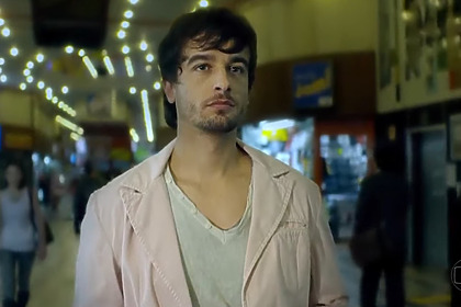Ator Marcio Furlan em trecho da série Aline