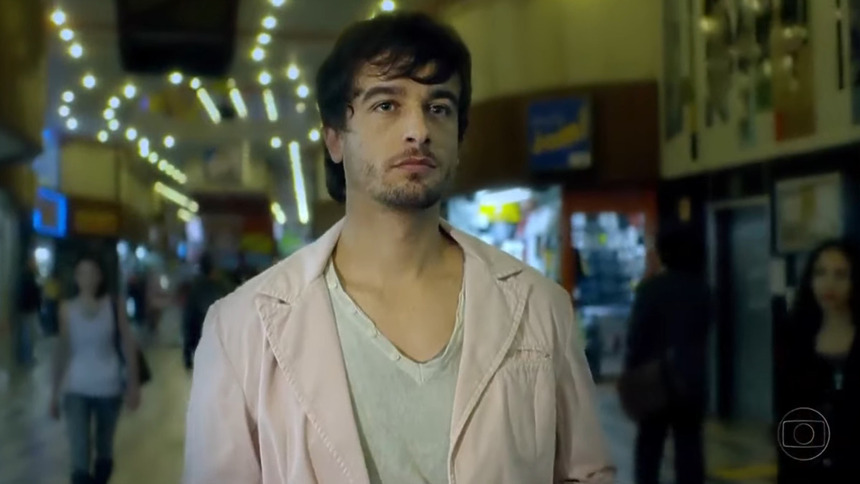 Ator Marcio Furlan em trecho da série Aline