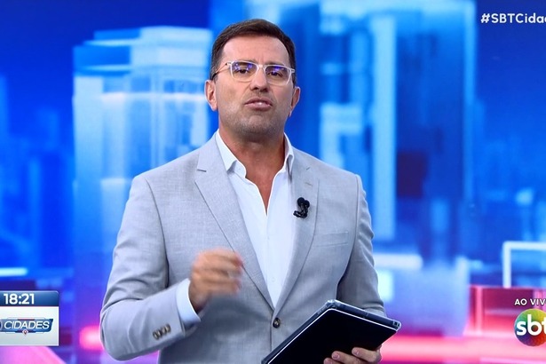 Rodrigo Bocardi SBT Cidades segura tablet enquanto apresenta o SBT Cidades