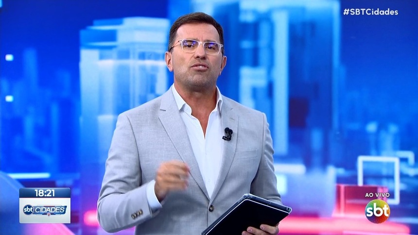 Rodrigo Bocardi SBT Cidades segura tablet enquanto apresenta o SBT Cidades