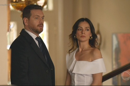 Bora e Karsu na escada de sua casa em cena da novela Coração de Mãe