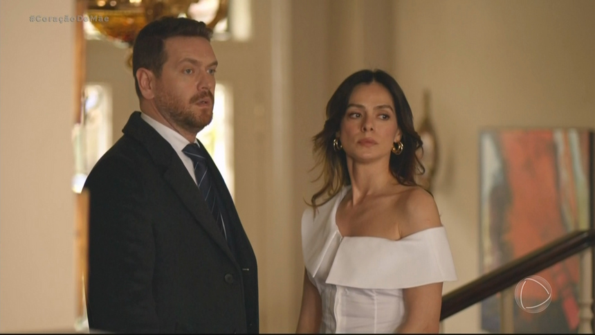 Bora e Karsu na escada de sua casa em cena da novela Coração de Mãe