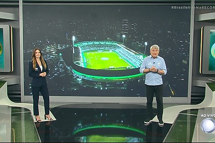 Paloma Tocci e Cleber Machado em pé no cenário do Brasileirão Na Record