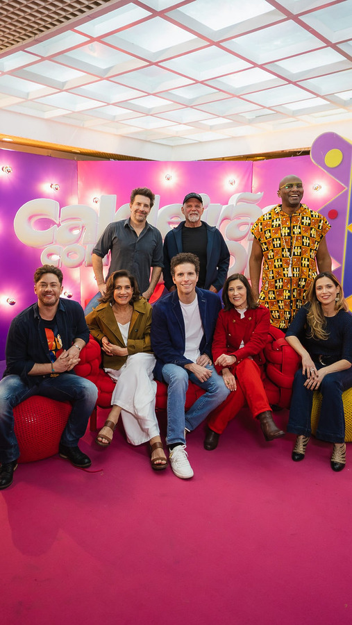 Time de atores nos bastidores sentados no camarim do Caldeirão com Mion