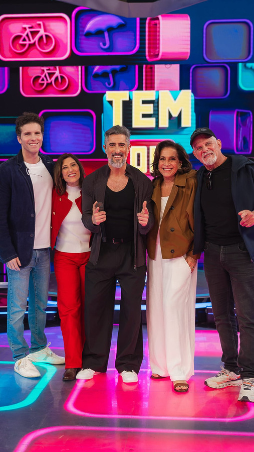 Thiago Fragoso, Beth Goulart, Totia Meireles e Raul Gazolla ao lado de Marcos Mion