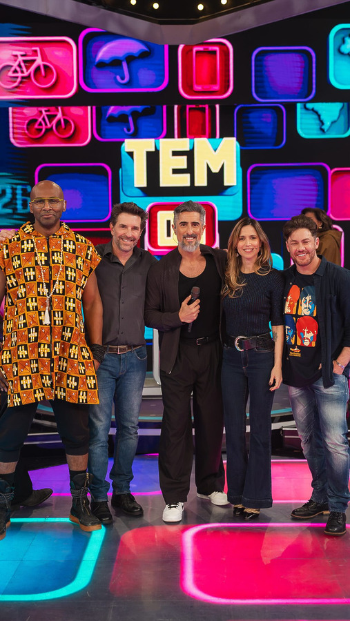 Mel Lisboa, Leonardo Miggiorin, Taiguara Nazareth e Alexandre Barros abraçam MArcos Mion no palco do Caldeirão