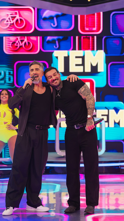 Marcos Mion abraça Lucas Lucco no palco do Caldeirão com Mion