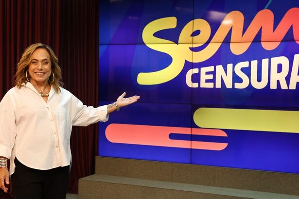 Cissa Guimarães em frente ao telão do Sem Censura da TV Brasil
