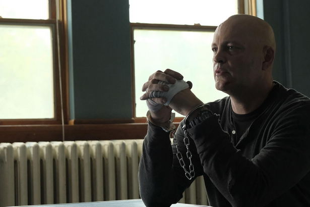 ex-boxeador (Vince Vaughn) com as mãos enfaixadas em cima de uma mesa em cena do filme Confronto No Pavilhão 99