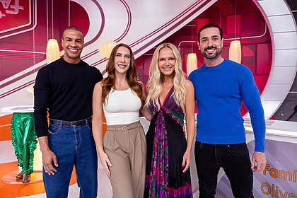 Thiago Oliveira,com a esposa Bruna Matuti e o cunhado Vinícius Matuti, com Eliana. Ambos sorridentes no centro do palco do Em Família Com Eliana