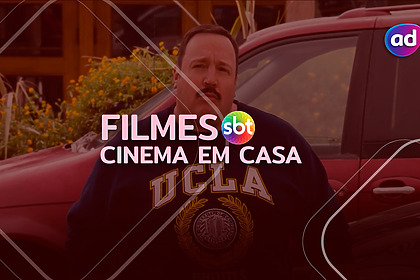 Kevin James com camisa de time de futebol americano encostado em um carro fazendo cara de mal em cena do filme Segurança de Shopping 2, na arte de divulgação dos filmes do Cinema em Casa no SBT