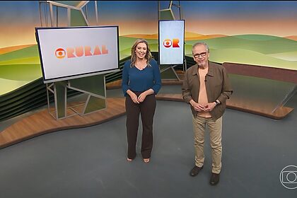 Apresentadores do Globo Rural, Nélson Araújo e Cristina vieira, andam pelo centro do cenário