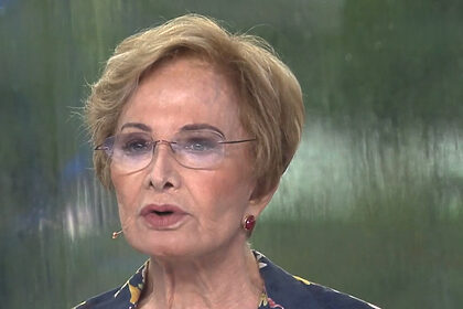 Glória Menezes com óculos e boca aberta no estúdio do Vídeo Show