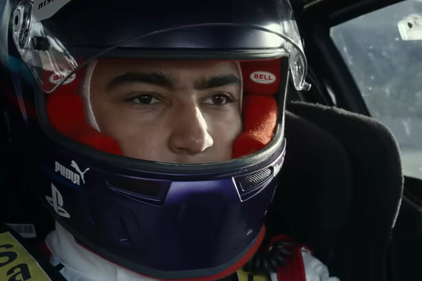 Piloto dentro de um carro de fórmula 1 em cena de Gran Turismo: De Jogador a Corredor