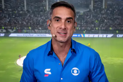 Gustavo Villani nos bastidores de uma transmissão de futebol na Globo