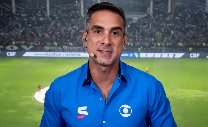 Gustavo Villani nos bastidores de uma transmissão de futebol na Globo