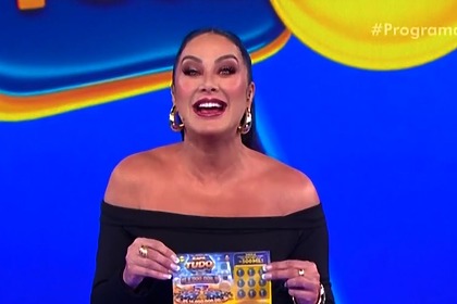 Helen Ganzarolli, com um vestido preto, em trecho do quarto Sorteio da Tele Sena