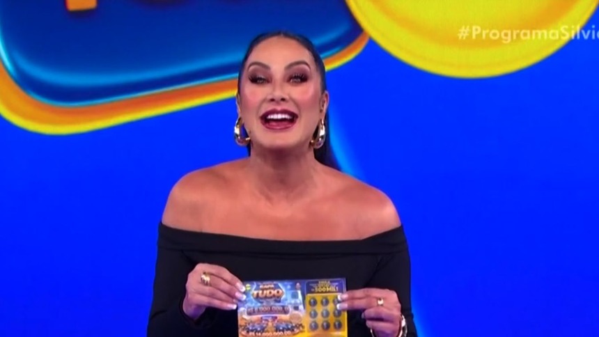 Helen Ganzarolli, com um vestido preto, em trecho do quarto Sorteio da Tele Sena