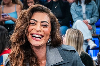 Juliana Paes sorridente no Altas Horas