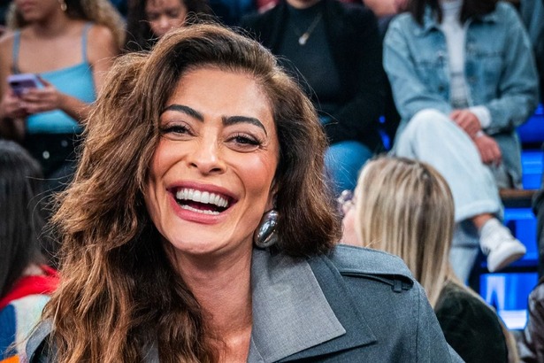 Juliana Paes sorridente no Altas Horas