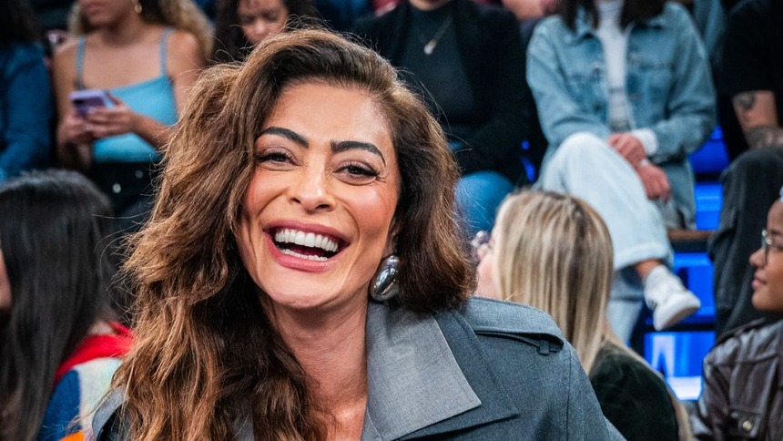 Juliana Paes sorridente no Altas Horas