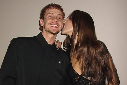 Juliano Floss e Marina Sena juntos trocando chamego e olhares
