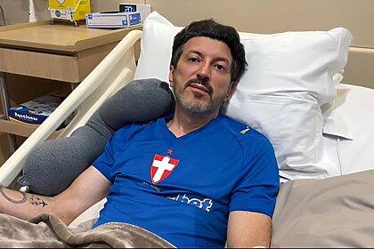 Lito Sousa, deitado em uma cama de hospital, em entrevista ao Domingo Espetacular