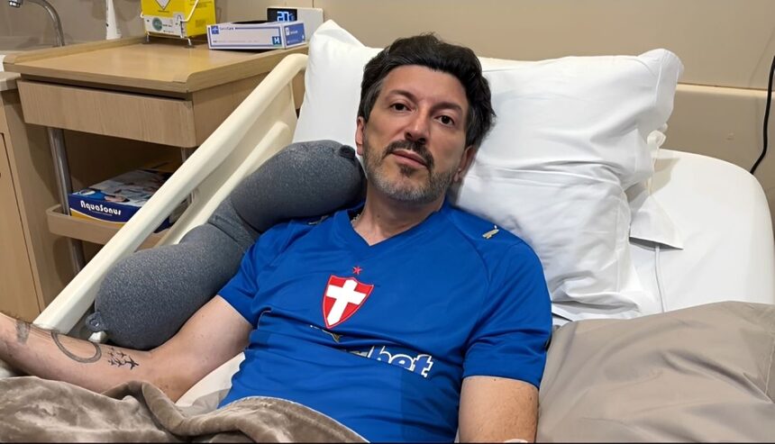 Lito Sousa, deitado em uma cama de hospital, em entrevista ao Domingo Espetacular