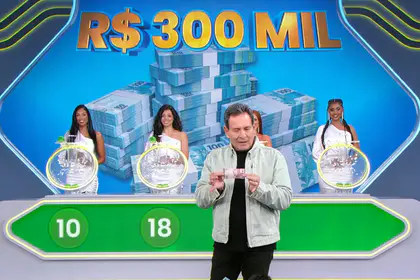 Luis Ricardo segura nota de 5 reais em frente aos globos da Tele Sena Semanal edição 118