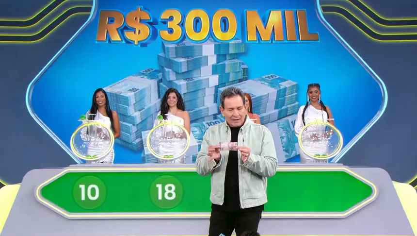 Luis Ricardo segura nota de 5 reais em frente aos globos da Tele Sena Semanal edição 118