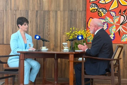 Mariana Godoy frente a frente com Lula. Os dois estão sentados numa mesa com microfones da RECORD em entrevista ao Domingo Espetacular