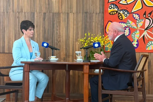 Mariana Godoy frente a frente com Lula. Os dois estão sentados numa mesa com microfones da RECORD em entrevista ao Domingo Espetacular