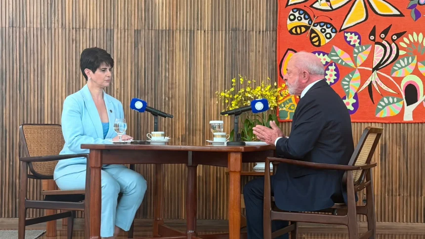 Mariana Godoy frente a frente com Lula. Os dois estão sentados numa mesa com microfones da RECORD em entrevista ao Domingo Espetacular