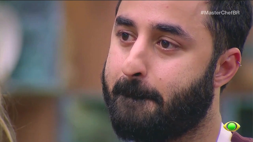 Nuri com semblante triste e olhos cheios de lágrimas em pé na cozinha do MasterChef 2026