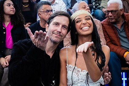 Vladmir Brichta e Agens sentados em frente a plateia do Altas Horas