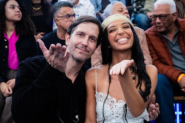 Vladmir Brichta e Agens sentados em frente a plateia do Altas Horas