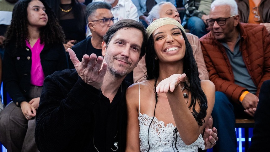 Vladmir Brichta e Agens sentados em frente a plateia do Altas Horas