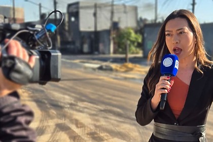 Paola Vianna nos bastidores de uma entrada ao vivo, com a câmera evidente, na RECORD