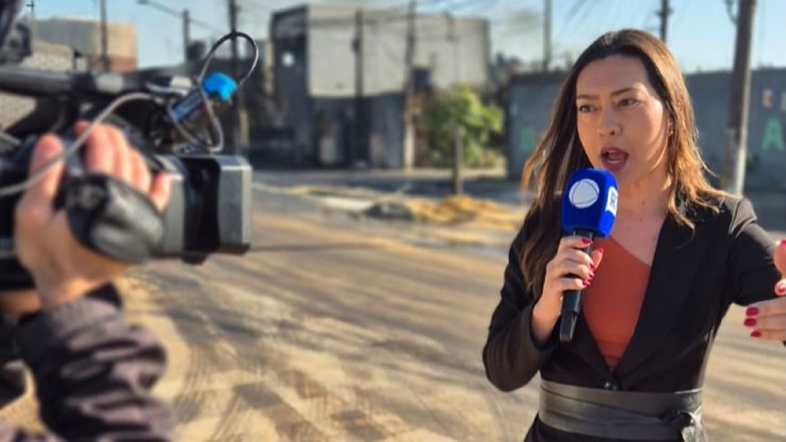 Paola Vianna nos bastidores de uma entrada ao vivo, com a câmera evidente, na RECORD