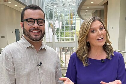 Pedro Malaga E Cristina Vieira lado a lado nos bastidores da TV Globo gravando chamada do Globo Rural