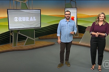 Pedro Málaga e Cristina Vieira caminham no centro do cenário do Globo Rural