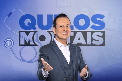 Celso Zucatelli com os braços abertos em frente ao logo de Quilos Mortais