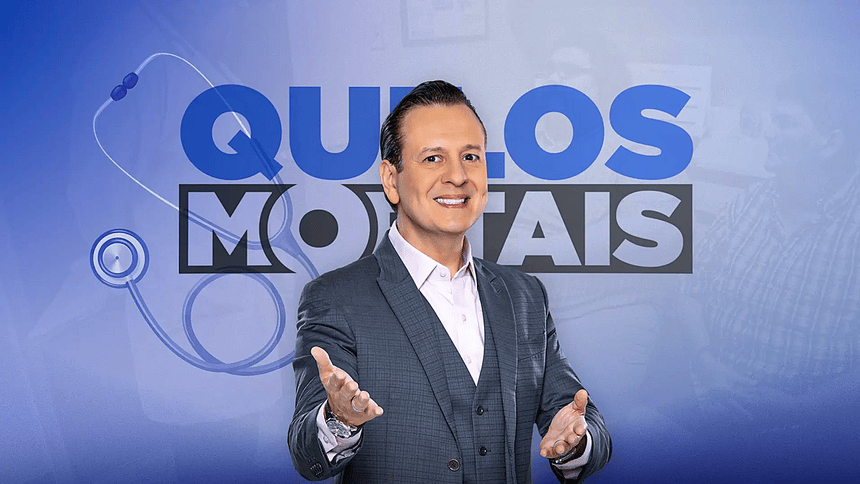 Celso Zucatelli com os braços abertos em frente ao logo de Quilos Mortais