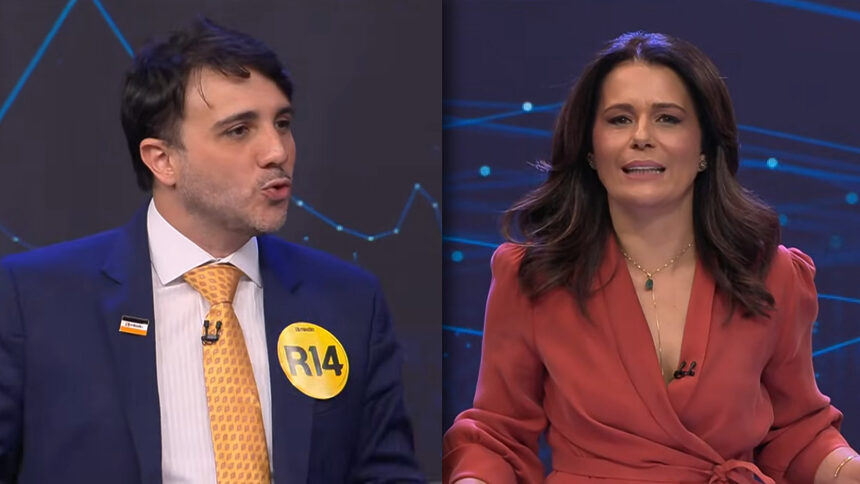 Renan Santos com a boca aberta discursando no seu púlpito do Debate na Band contra Janja, divide tela com a apresentadora Adriana Araujo