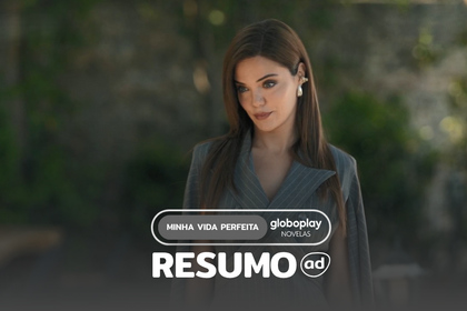 Sebnem (Hilal Altinbilek) com um longo conjunto cinza olhando para baixo com olhar de desdém em um jardim na arte do resumo de Minha Vida Perfeita