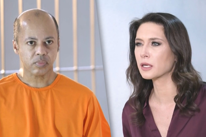 Serial Killer Albino Santos de Lima olha fixamente para apresentadora Thais Furlan em gravação do Doc Investigação dentro de uma cadeira de Maceió, Alagoas