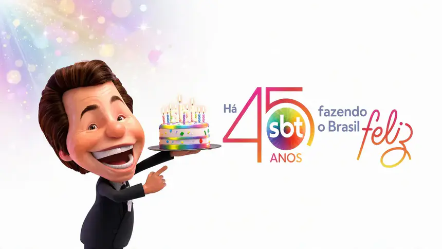 Silvinho segura bolo ao lado do logo comemorativo dos 45 anos do SBT