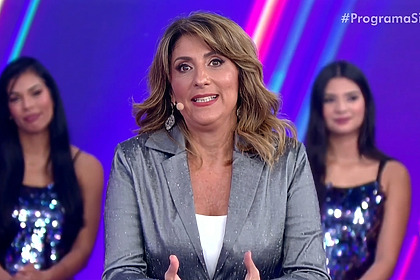 Simone Queiroz falando no Programa Silvio Santos sobre o Plantão SBT que notificou a morte de silvio santos