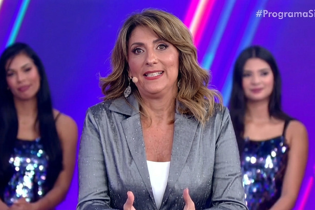 Simone Queiroz falando no Programa Silvio Santos sobre o Plantão SBT que notificou a morte de silvio santos