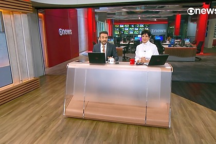 Victor Boyadjian e Mônica Waldvogel sentados na nova bancada do Em Ponto